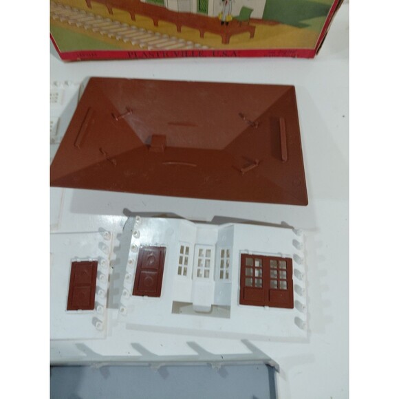 Plasticville 1616 O/S Gauge Model Railroad Scenery Suburban Station Kit w/Box - Picture 4 of 7